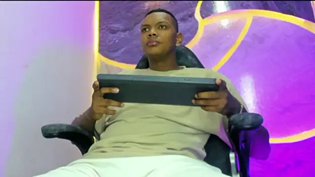 the hot boy0 online show from November 19, 2025, 12:05 pm