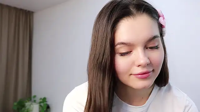 Snapshot of Xo_Laura chatting on November 5, 2025, 8:39 am Xo Laura online show from November 5, 2025, 8:39 am