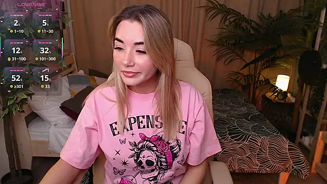 Snapshot of Rosie_Mac chatting on November 25, 2025, 1:06 am Rosie Mac online show from November 25, 2025, 1:06 am