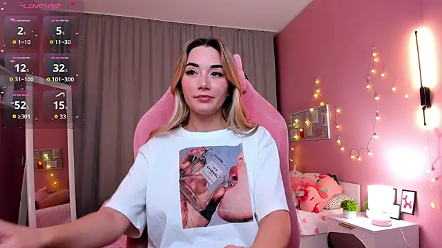 Snapshot of Rosie_Mac chatting on November 28, 2025, 1:06 am Rosie Mac online show from November 28, 2025, 1:06 am