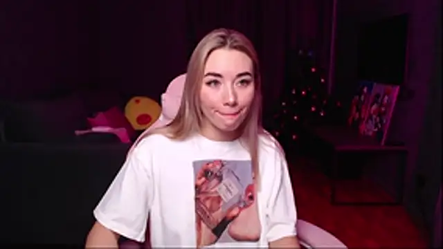 Snapshot of Rosie_Mac chatting on December 15, 2025, 2:06 am Rosie Mac online show from December 15, 2025, 2:06 am