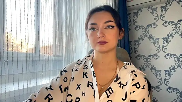 Snapshot of TwotyBright chatting on November 18, 2025, 8:06 am TwotyBright online show from November 18, 2025, 8:06 am