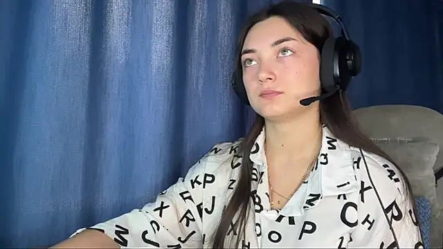 Snapshot of TwotyBright chatting on December 15, 2025, 6:08 am TwotyBright online show from December 15, 2025, 6:08 am