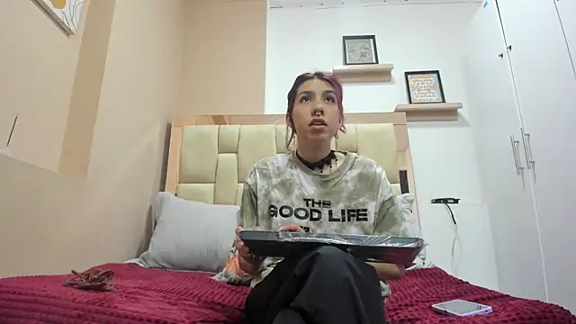 zoe-moreau online show from December 19, 2025, 7:05 pm