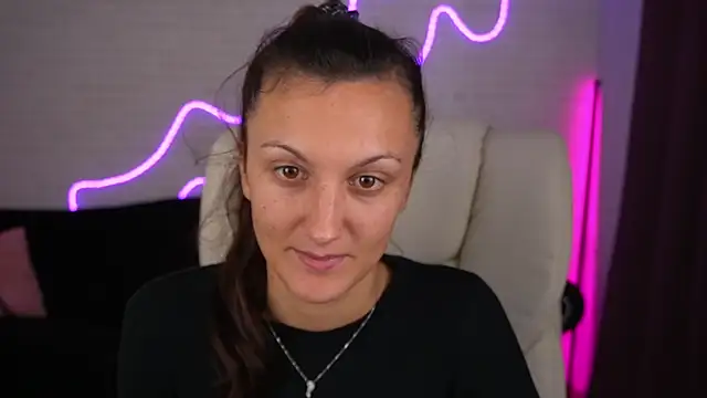 ZafiraMoonn online show from November 4, 2025, 8:40 am