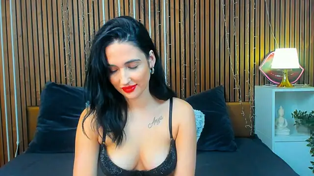 Snapshot of CamillaParis25 chatting on November 30, 2025, 5:25 pm CamillaParis25 online show from November 30, 2025, 5:25 pm