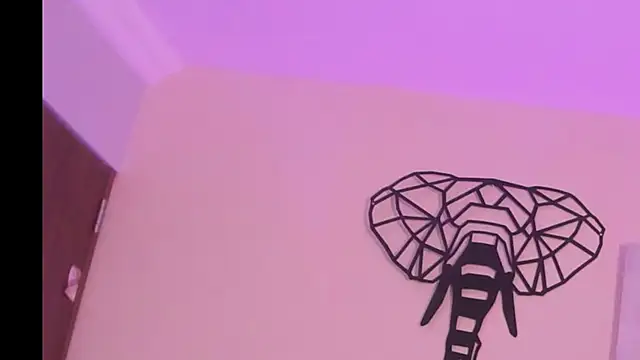 Isabella Crofts online show from November 19, 2025, 3:06 am