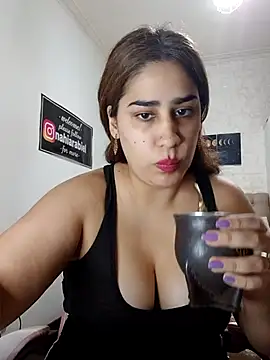 nahiarabiel33 online show from April 18, 2026, 9:04 pm