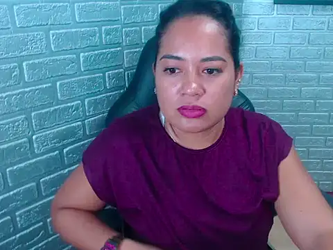 Bella Summers  online show from November 5, 2025, 3:37 pm