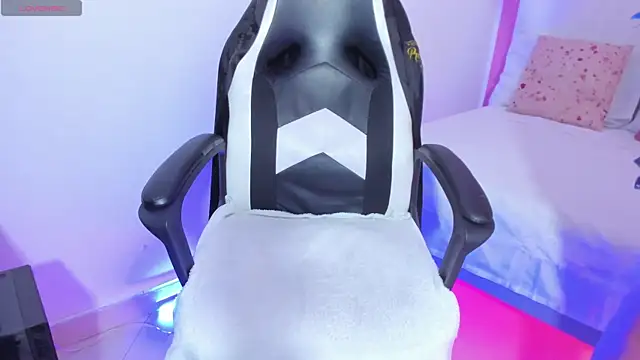 Emi Rosee online show from November 26, 2025, 12:38 pm