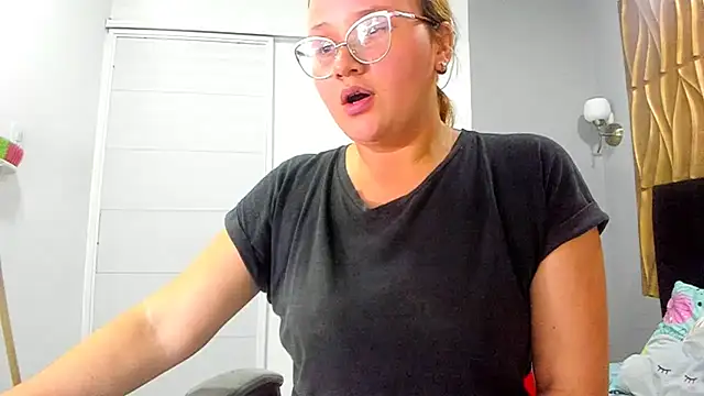 Snapshot of _sophia_sweet20 chatting on November 19, 2025, 5:13 pm sophia sweet20 online show from November 19, 2025, 5:13 pm