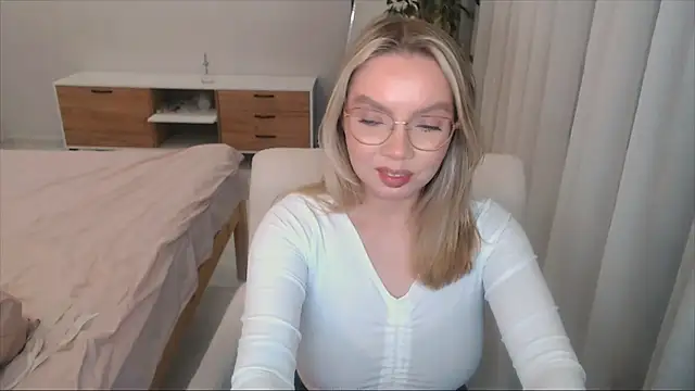 Snapshot of PolinaXXXXJones chatting on November 5, 2025, 4:43 pm PolinaXXXXJones online show from November 5, 2025, 4:43 pm