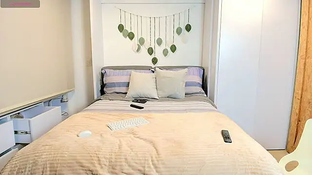 irisrossee  online show from November 29, 2025, 3:17 am