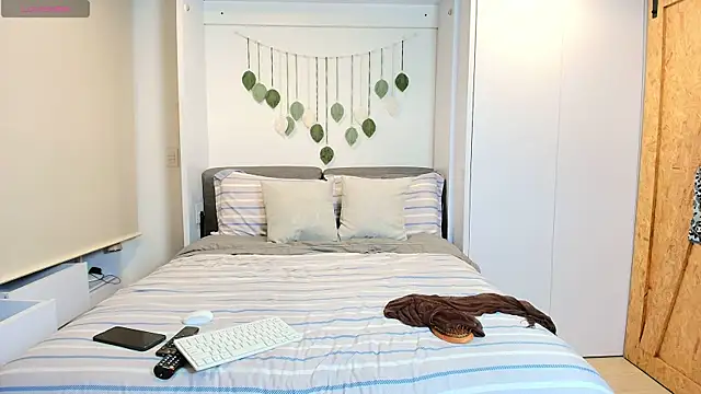 irisrossee  online show from November 28, 2025, 6:24 am