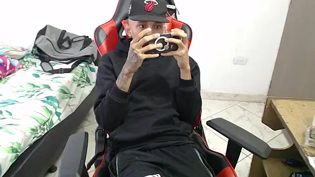 Snapshot of thebesthot chatting on November 28, 2025, 11:10 am thebesthot online show from November 28, 2025, 11:10 am
