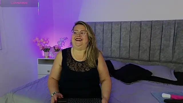 Snapshot of CurvyRosse_ chatting on November 6, 2025, 3:43 am CurvyRosse online show from November 6, 2025, 3:43 am