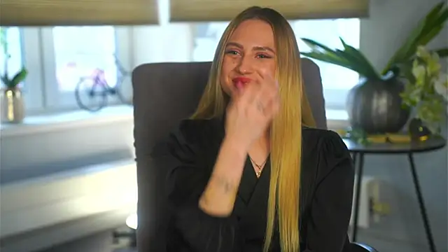 Snapshot of FreidaLerew chatting on November 6, 2025, 5:11 am FreidaLerew online show from November 6, 2025, 5:11 am