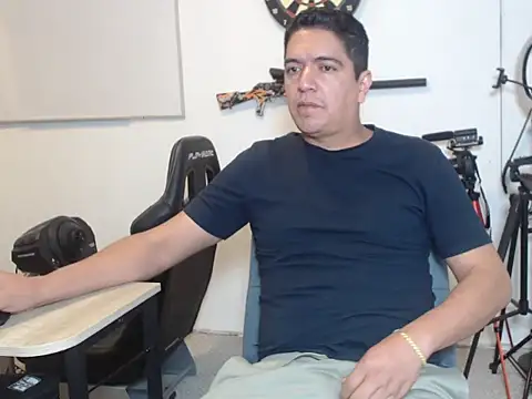 Snapshot of yayo_33 chatting on November 6, 2025, 1:53 am yayo 33 online show from November 6, 2025, 1:53 am