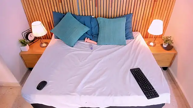 MiaBigBust online show from November 16, 2025, 3:50 pm