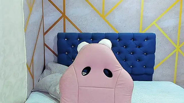 Snapshot of _vaiolet_owo chatting on February 12, 2026, 5:40 am vaiolet owo online show from February 12, 2026, 5:40 am