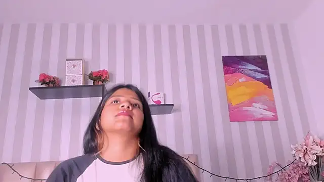 Lina Villada online show from November 11, 2025, 2:23 pm