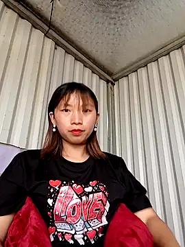 julybi online show from December 4, 2025, 5:39 am