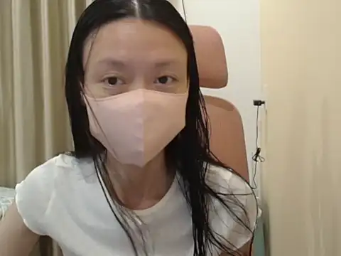 Lil-Cherries online show from April 11, 2026, 2:43 pm