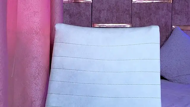 AuroraLanee  online show from December 5, 2025, 7:45 pm