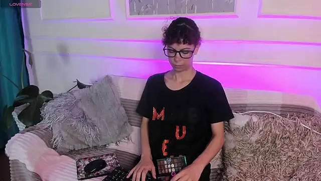 Snapshot of AliceMadnes chatting on February 15, 2026, 1:32 pm AliceMadnes online show from February 15, 2026, 1:32 pm