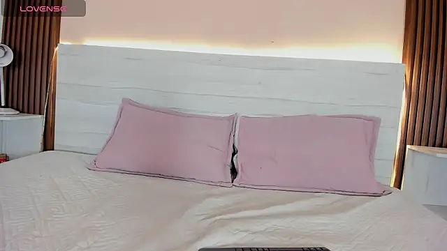 Snapshot of esmeralda_4_ chatting on November 7, 2025, 8:46 pm esmeralda 4 online show from November 7, 2025, 8:46 pm