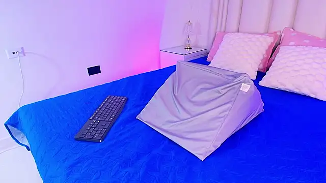 alanarose18 online show from February 23, 2026, 7:25 pm