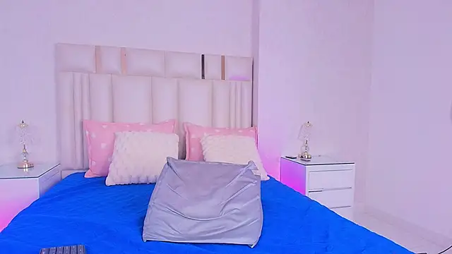 alanarose18 online show from April 14, 2026, 7:19 pm