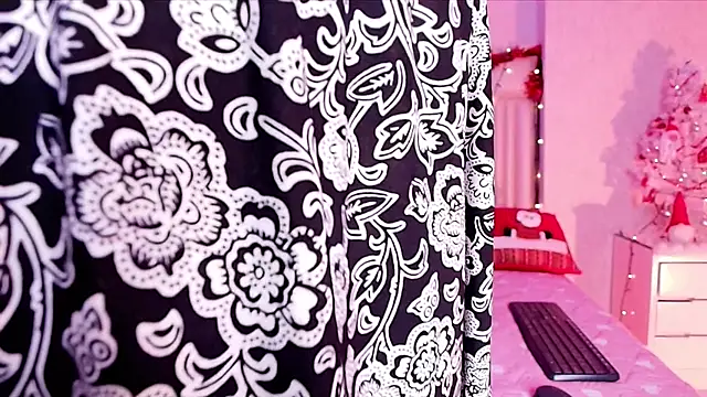 alanarose18 online show from November 24, 2025, 7:14 pm