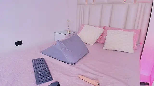 alanarose18 online show from April 10, 2026, 7:10 pm