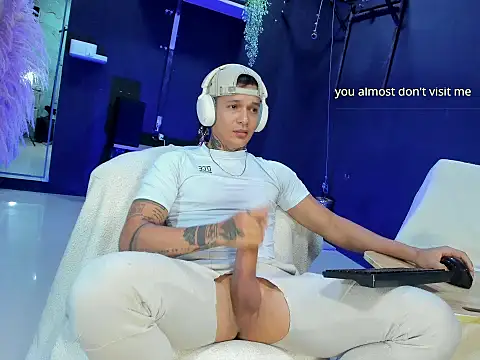 strong dick7in online show from May 7, 2026, 10:35 pm