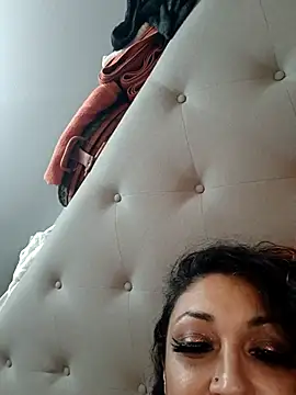 glitterancuffs online show from November 14, 2025, 1:04 pm