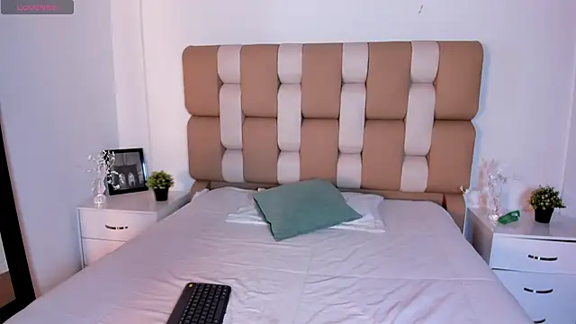 Saara Corraless online show from November 10, 2025, 7:30 pm