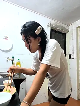 Snapshot of Lynly_k2 chatting on February 27, 2026, 12:27 pm Lynly k2 online show from February 27, 2026, 12:27 pm