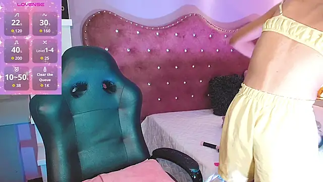 AnnaRouseQueen online show from December 5, 2025, 4:00 am