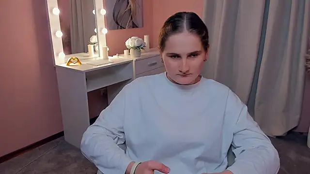 TorriBreckel online show from November 9, 2025, 9:46 am