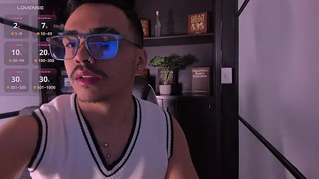 NicoKingg  online show from November 18, 2025, 1:43 am