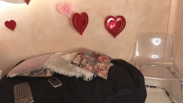 BellaRooux online show from March 3, 2026, 11:50 am