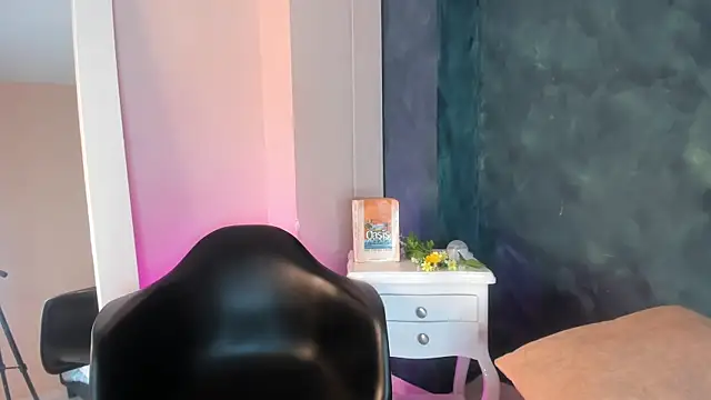 BellaRooux online show from November 10, 2025, 2:44 pm