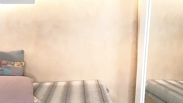 BellaRooux online show from January 14, 2026, 12:20 pm