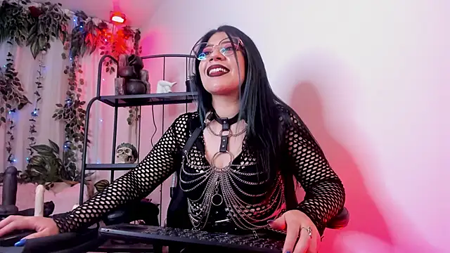 Snapshot of Halley_Ravenn chatting on April 10, 2026, 9:22 pm Halley Ravenn online show from April 10, 2026, 9:22 pm