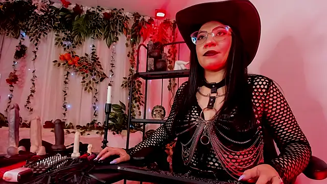 Snapshot of Halley_Ravenn chatting on April 15, 2026, 8:53 pm Halley Ravenn online show from April 15, 2026, 8:53 pm