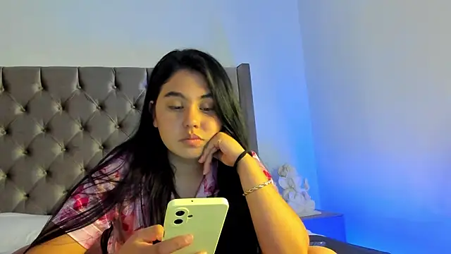 NikkiBotero online show from November 17, 2025, 8:35 pm