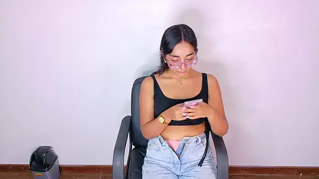 NicoletCherry   online show from November 28, 2025, 7:25 pm