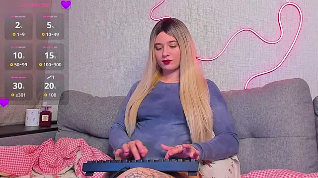 Snapshot of Cherry_B1isss chatting on November 10, 2025, 6:35 pm Cherry B1isss online show from November 10, 2025, 6:35 pm