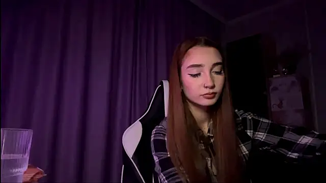 HollyPaw online show from November 19, 2025, 7:36 pm